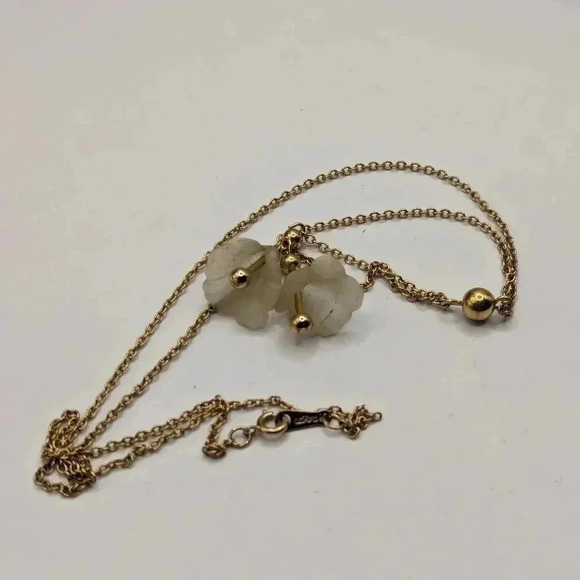 Avon Necklace Gold Tone Chain 20 Inch with lucite bell flowers - Picture 3 of 6